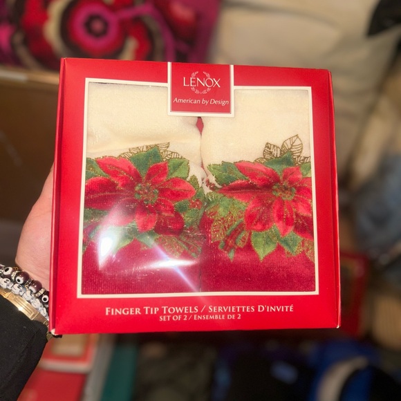 Lenox Poinsettia Finger Tip Towels - Picture 1 of 3